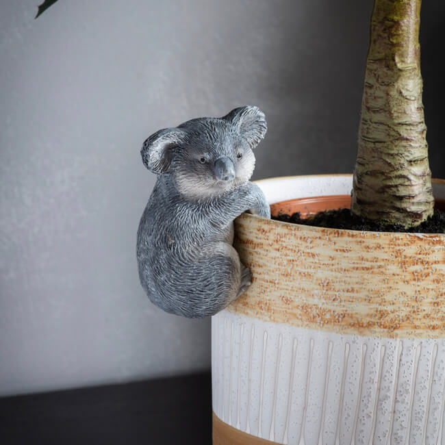 The Ariel Koala Pot Hanger adds a fun touch as it hangs onto the rim of the pot.  Dimensions: H9 x W6 x D5cm. 
